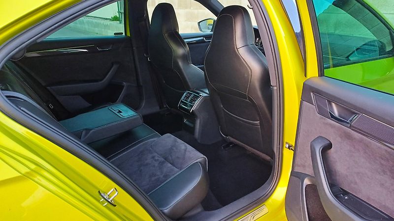 Škoda Superb 140kW TDI 4x4 SPORTLINE - fotka 10 z 47
