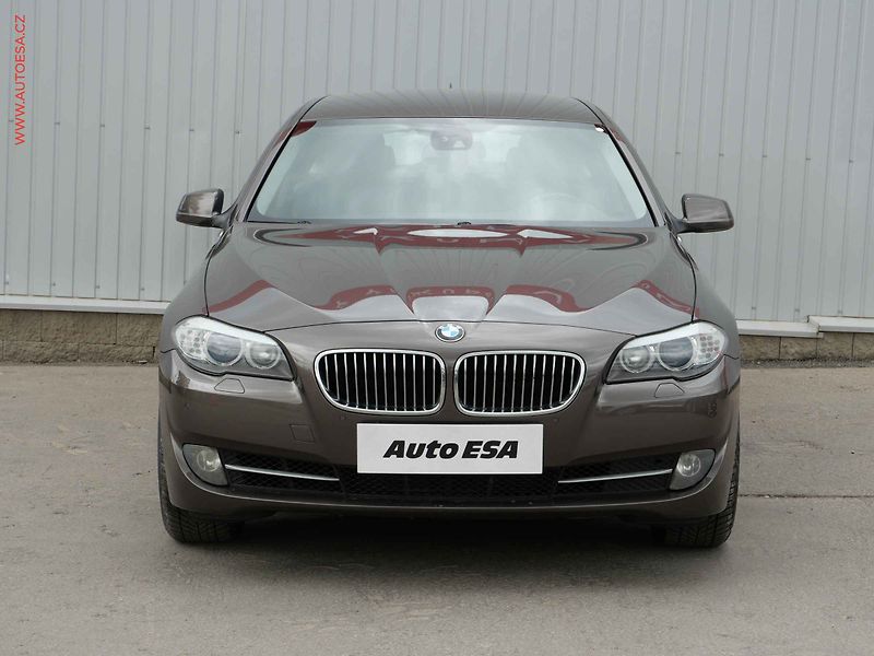 BMW Řada 5 (2012) 2.0i, AT, tempo, park.asist - fotka 2 z 22