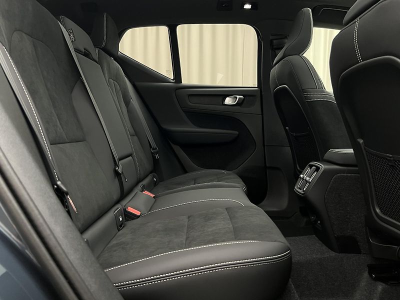 Volvo XC40 (2026) B4 ULTRA DARK AUT - fotka 26 z 43