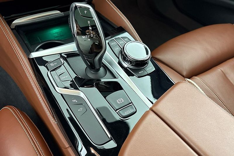 BMW Řada 5 540d xDrive - fotka 24 z 27