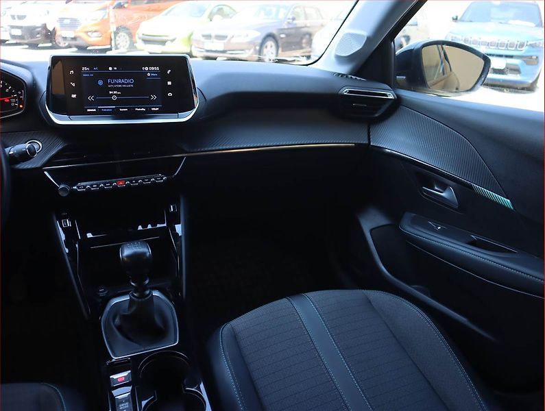 Peugeot 208 (2022) Allure 1.2 PureTech - fotka 8 z 20