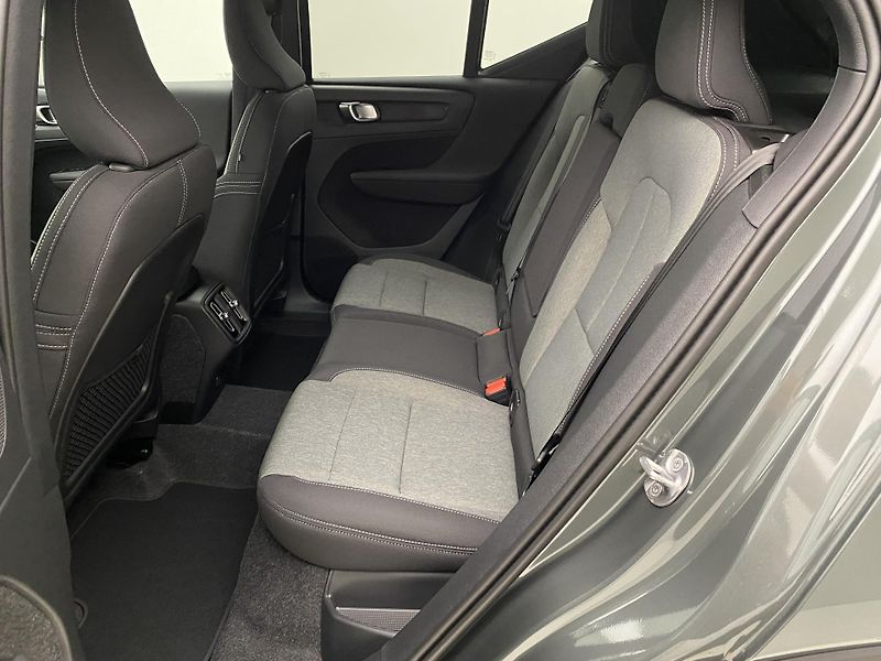 Volvo XC40 (2026) B3 AUT DARK PLUS - fotka 6 z 59
