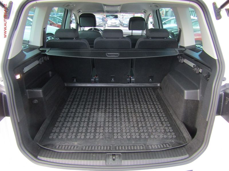 Volkswagen Touran (2015) 1.6TDI, AC, výhřev sed - fotka 7 z 15