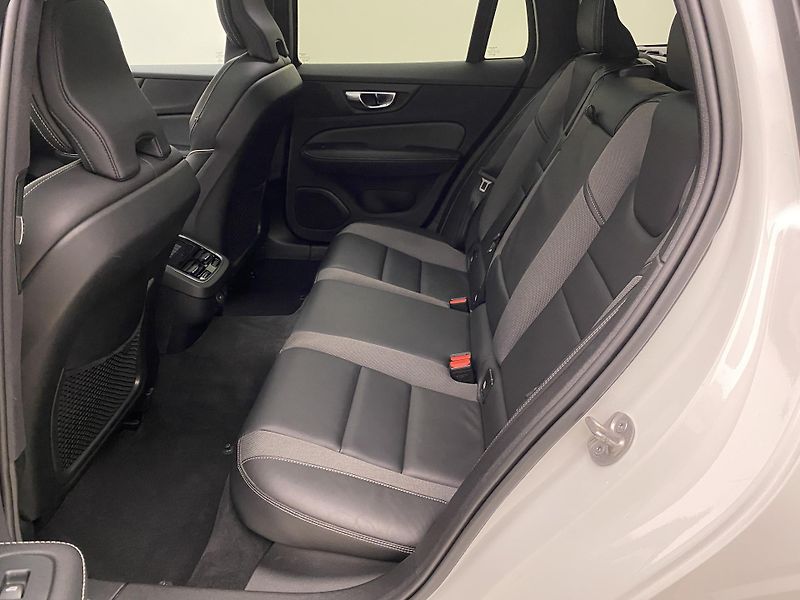 Volvo V60 B4 DARK PLUS AUT  - fotka 5 z 45