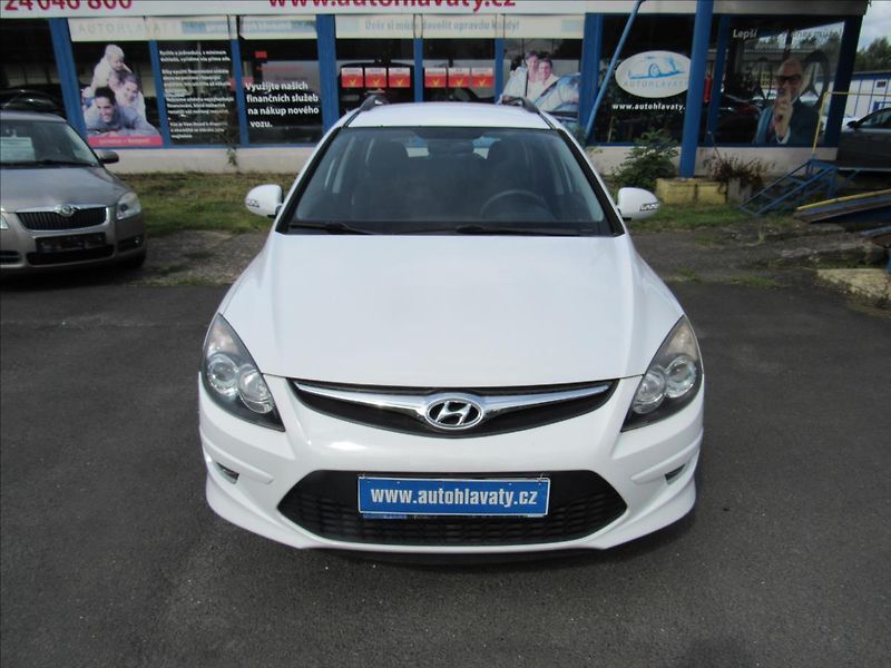 Hyundai i30 1,4 i 80kW Combi - fotka 2 z 27