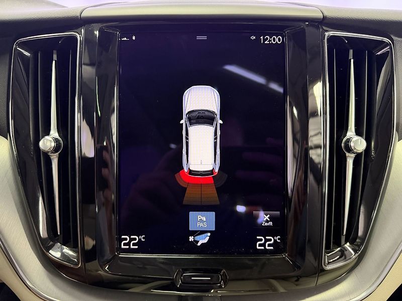 Volvo XC60 T6 AWD RECHARGE, ACC, PANORAMA - fotka 15 z 31