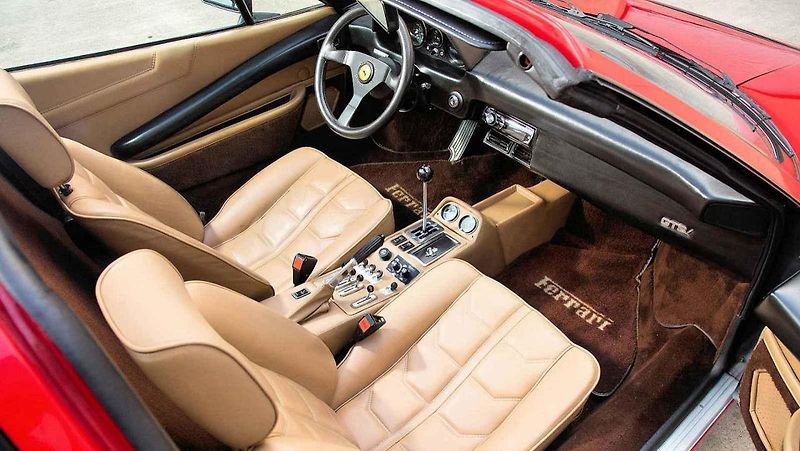 V právě znovu reprízované americkém seriálu Magnum si vedle hlavního hrdiny v podání Toma Sellecka zahrálo také červené Ferrari 308 GTS.