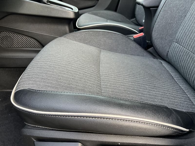 Renault Clio 1.6i E-TECH HYBRID AUTOMAT - fotka 9 z 33