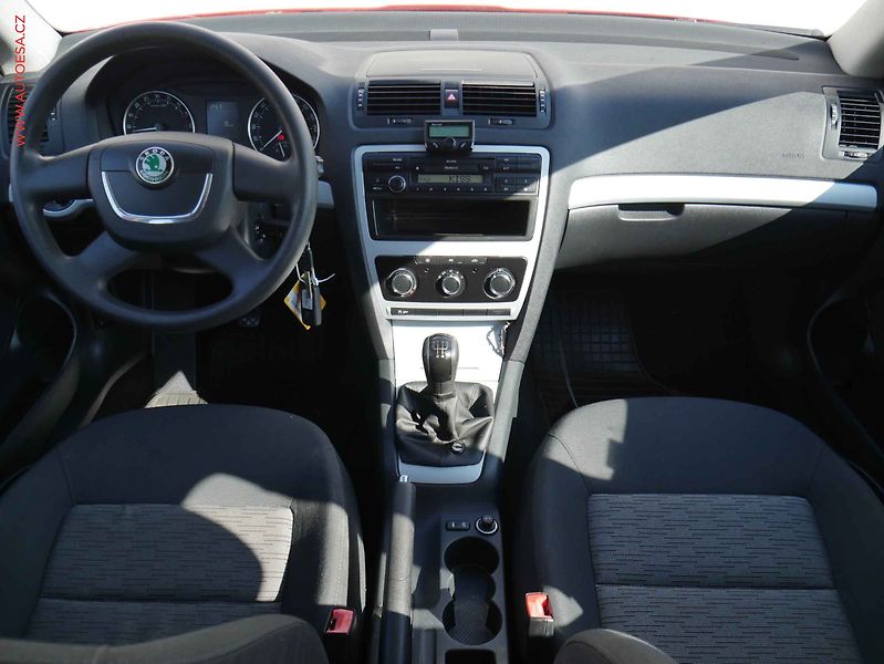 Škoda Octavia (2010) 1.6TDI, ČR, Ambiente - fotka 8 z 13