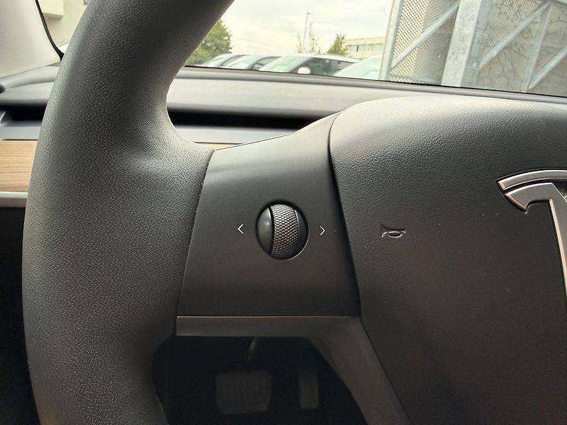 Tesla Model Y LR AWD Tažné / Záruka - fotka 30 z 41