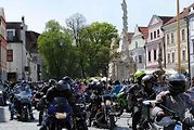 Třeboňské Masarykovo náměstí bylo motorkami doslova našlapané. Stovkám strojů požehnal tamní kaplan Jiří Kalaš.