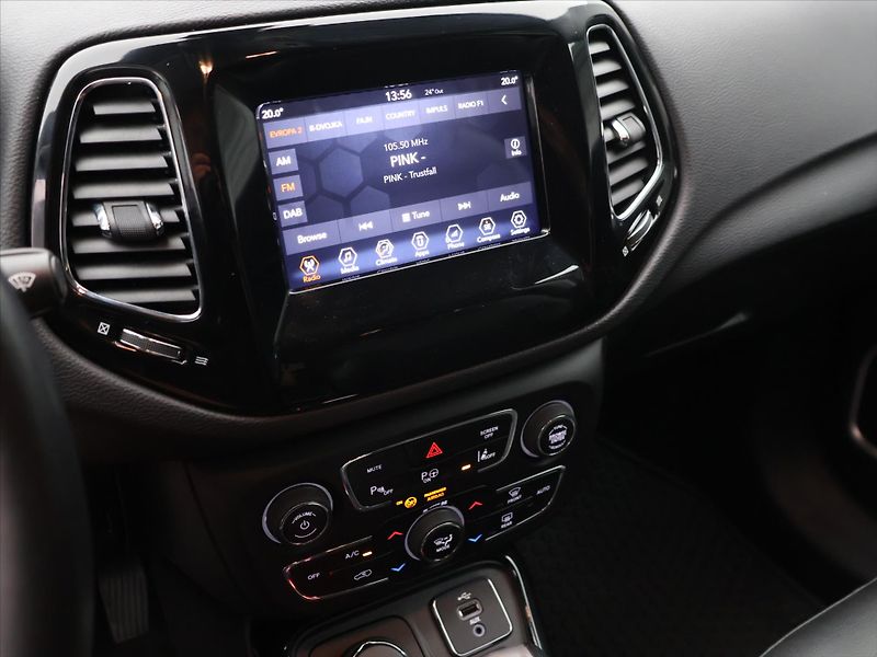Jeep Compass 2,0 CRDI 125kW Aut 4WD Limited - fotka 19 z 31