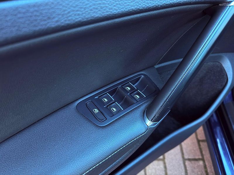 Volkswagen Golf 2.0 TDi Highline, ACC, Pano - fotka 13 z 45