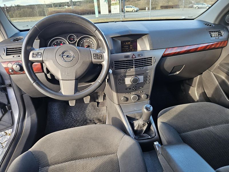 Opel Astra (2004) 1.6 16v PĚKNÝ STAV,  SPLÁTKY  - fotka 14 z 23