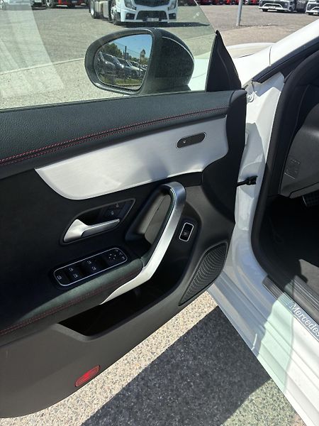 Mercedes-Benz CLA (2023) 200 shooting brake - fotka 12 z 15