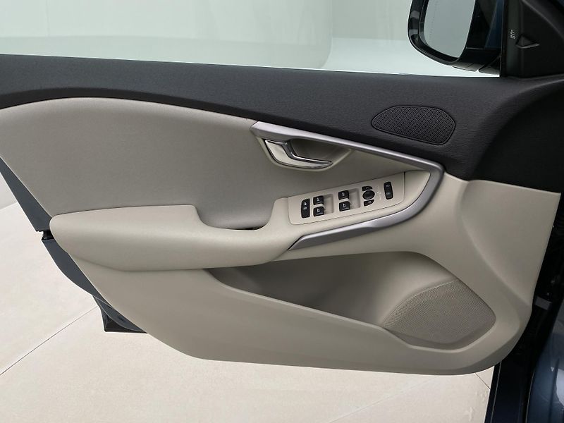 Volvo V40 D2 MOMENTUM CZ 1.maj. - fotka 7 z 44