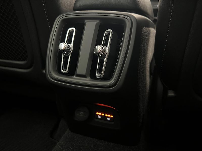 Volvo XC40 T4 INSCRIPTION AUT - fotka 20 z 44