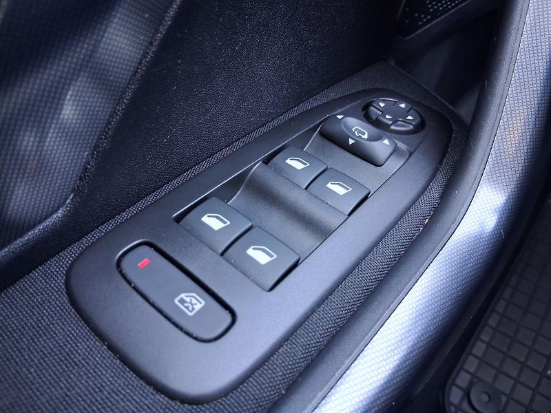 Peugeot 2008 ALLURE 1.2 PureTech 81 kW   - fotka 24 z 26