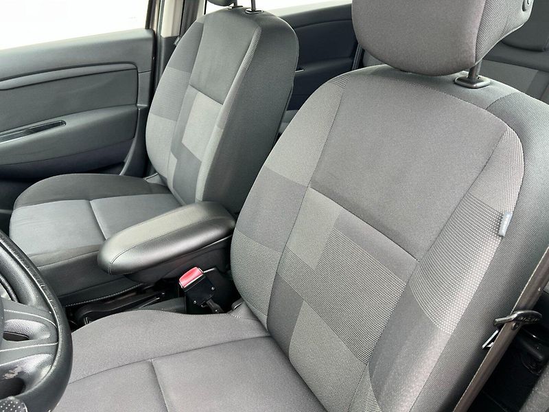 Renault Scénic (2012) 1.6i 16V 81kW Klima! Tažné! - fotka 17 z 28