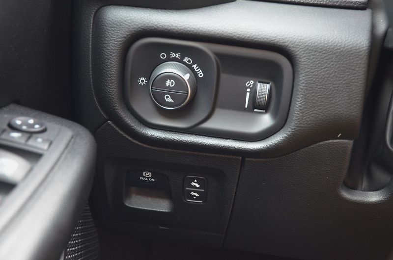 Dodge RAM (2022) 1500 BIGHORN 5.7 V8 HEMI 4x4  - fotka 33 z 51