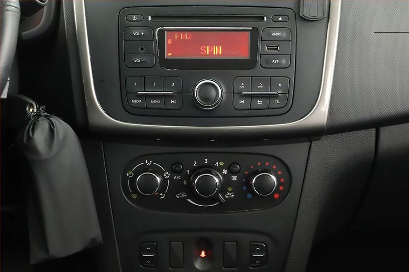 Dacia Logan (2015) 1.2 16V, ČR,1.maj, Serv.kniha - fotka 9 z 10