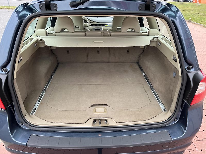Volvo V70 2.4 D5 136 kW Automat - fotka 25 z 30