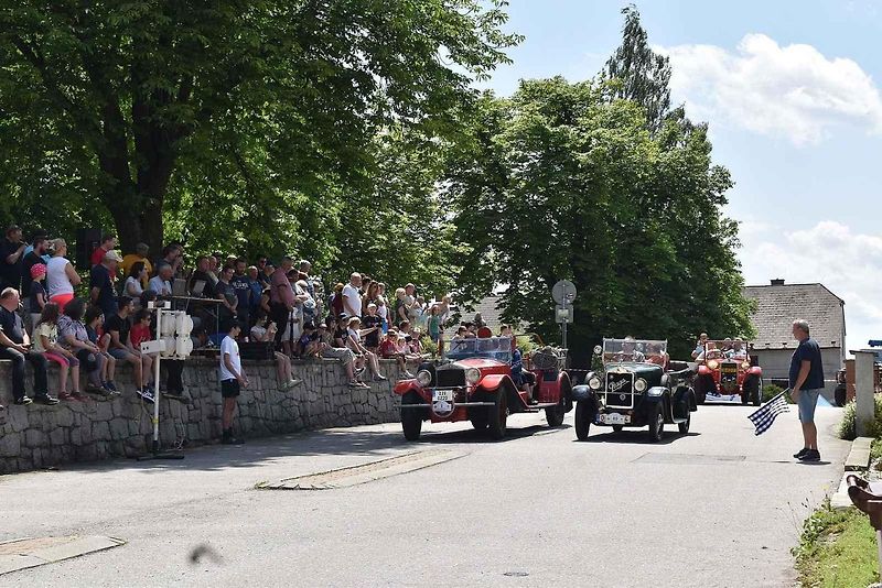 Tradiční závod S kopce do kopce si nenechalo letos ujít na sedm desítek posádek historických automobilů a motocyklů.