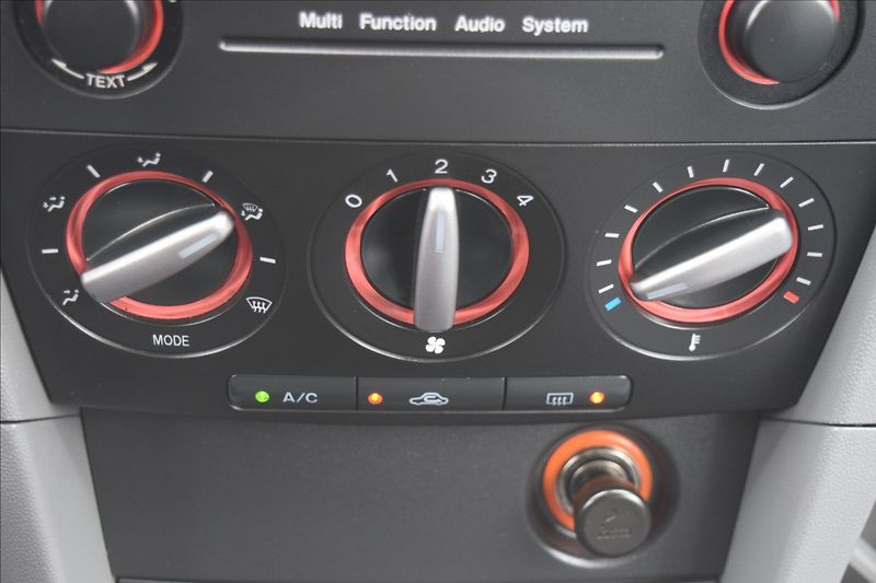 Mazda 3 1,4 i 62KW NOVÁ STK PO SERVISE - fotka 32 z 40