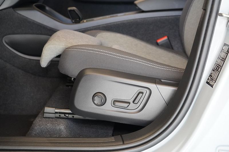 Volvo XC40 B3 Plus Dark, ACC, BLIS - fotka 20 z 43