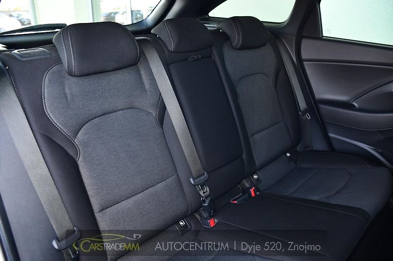 Hyundai i30 1.6CRDi NAVI KAMERA CARPLAY - fotka 19 z 48