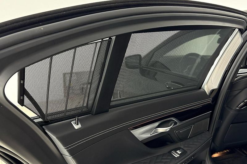 BMW Řada 7 M760Li xDrive - fotka 17 z 22