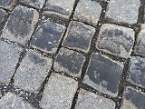 Následky nočního driftování na Valdštejnově náměstí v Jičíně.