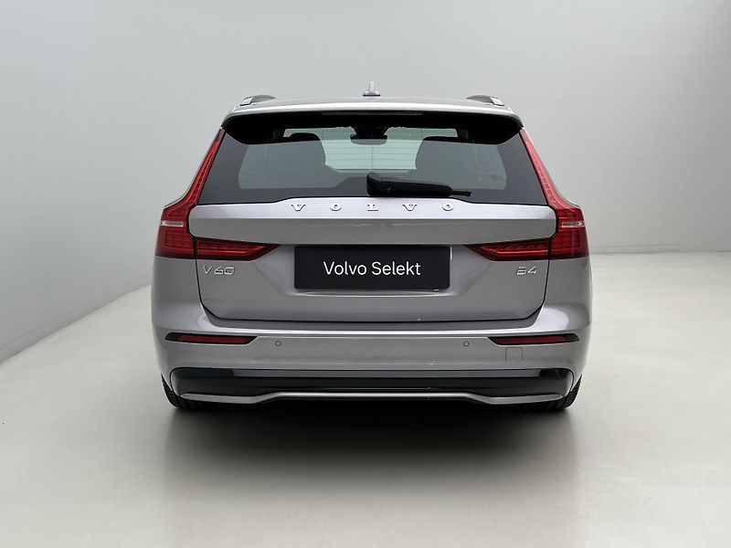 Volvo V60 B4 DARK PLUS 1. maj. - fotka 12 z 41
