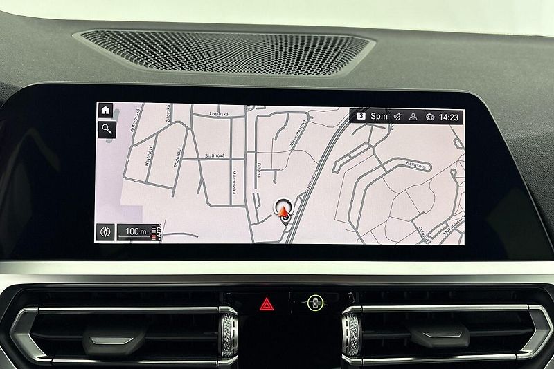 BMW Řada 3 320d xDrive - fotka 19 z 26
