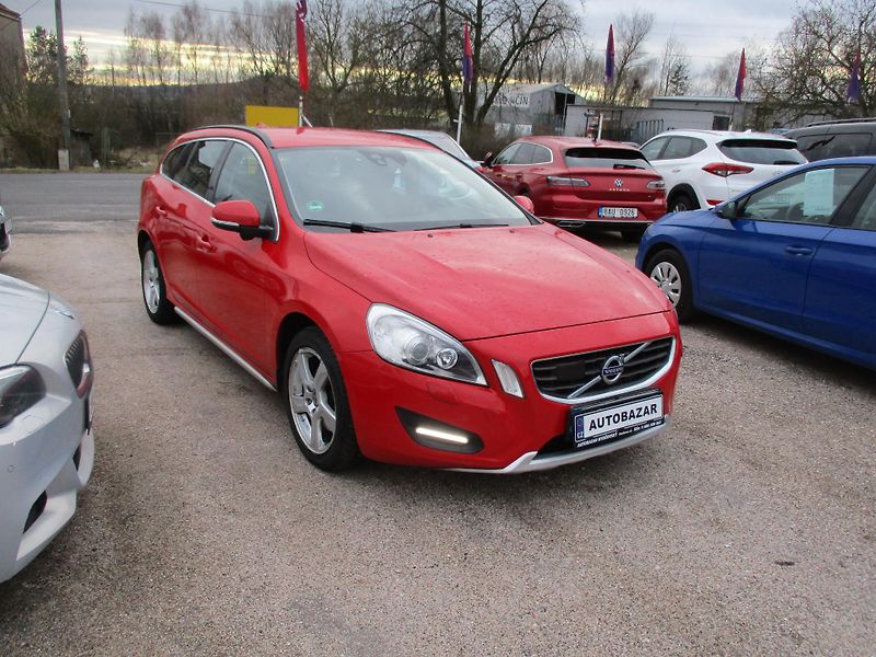 Volvo V60 (2011) combi 2,0 D  servis Volvo - fotka 2 z 13