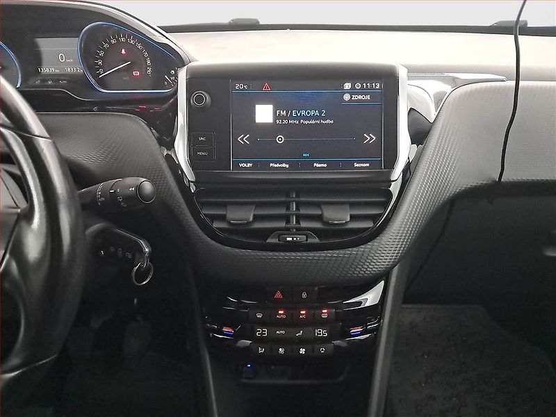 Peugeot 2008 (2018) Allure 1.2 PureTech - fotka 12 z 18