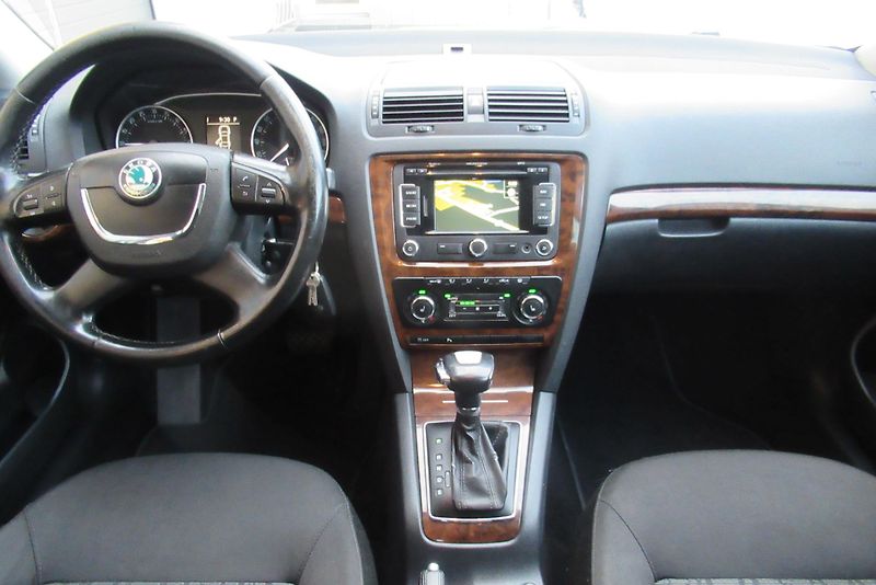 Škoda Octavia 2.0 TDI DSG AUT. KLIMA TAŽNÉ - fotka 9 z 31