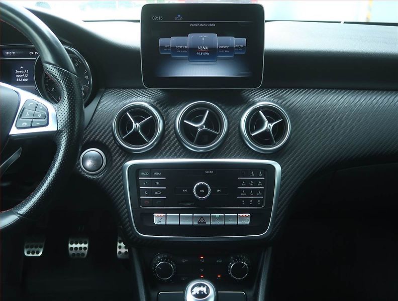 Mercedes-Benz Třídy A (2017) A 180, Kůže, Tempomat - fotka 12 z 17