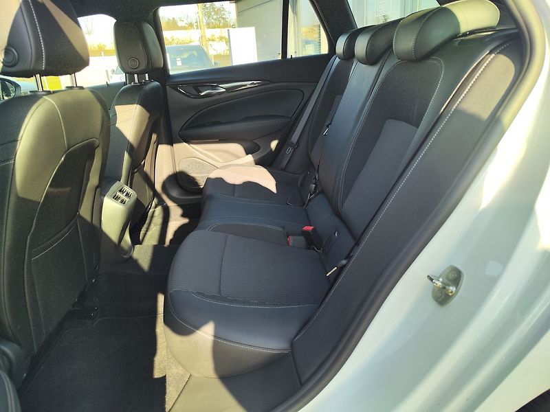 Opel Insignia 2.0 CDTi/128kW Elegance AT - fotka 10 z 31