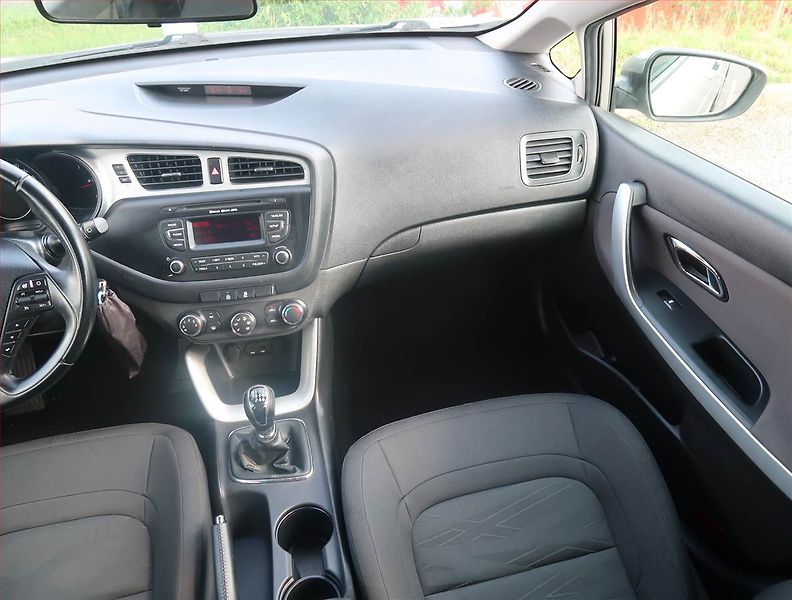 Kia Ceed (2014) 1.6 GDI, Serv.kniha, Tempomat - fotka 8 z 14