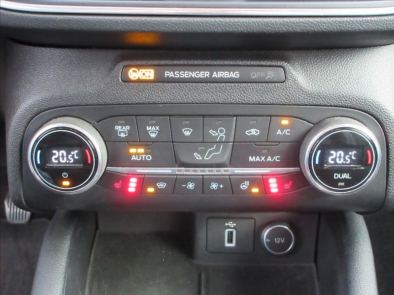 Ford Focus 1,0 i, Vyhř.sed,vol,okn, Navi, - fotka 20 z 29