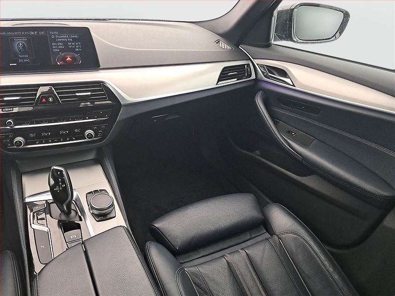 BMW Řada 5 (2018) M Sport 520d xDrive - fotka 7 z 17