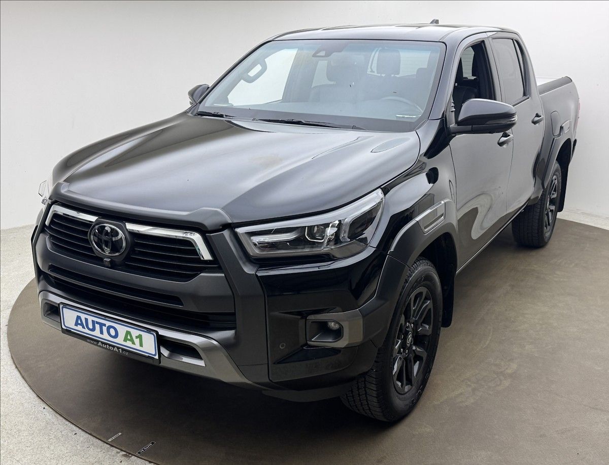 Toyota Hilux 2,8 INVICTIBLE DPH ZÁRUKA PPF