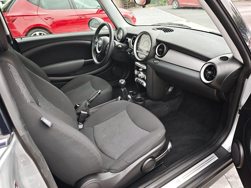 Mini Cooper (2009) ONE 1,4i 70Kw - fotka 15 z 25