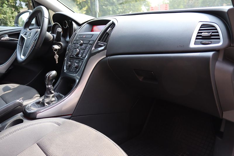 Opel Astra Opel Astra J Sports Tourer 1.7 - fotka 51 z 54