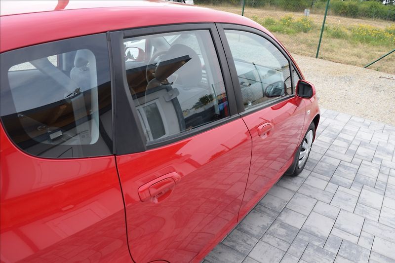 Honda Jazz 1,3 i 57KW NOVÁ STK BEZ KOROZE - fotka 10 z 45