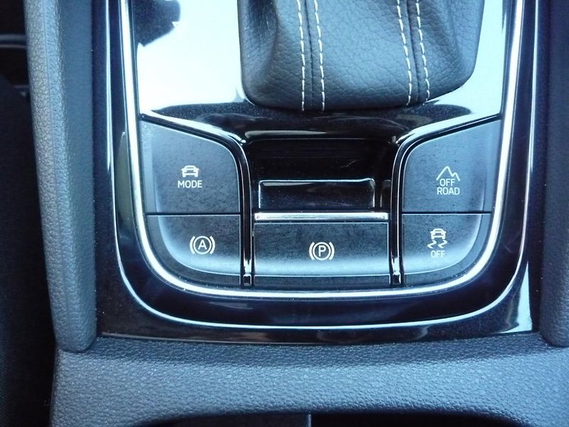 Škoda Karoq (2025) 2,0TSi 140kW DSG 4x4 SportLine - fotka 10 z 14