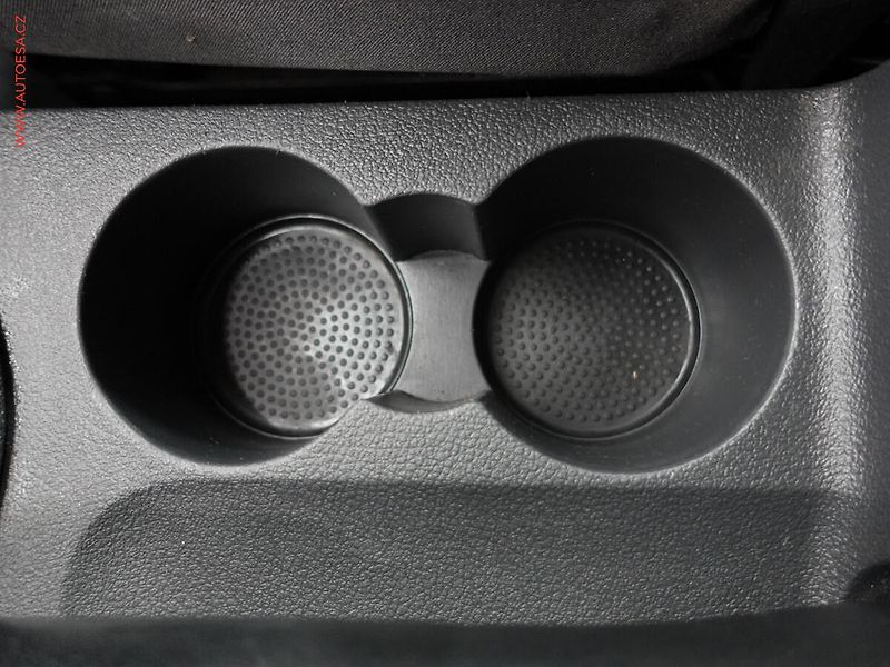 Volkswagen Touran (2011) 1.6 TDi, autoAC, temp - fotka 20 z 21