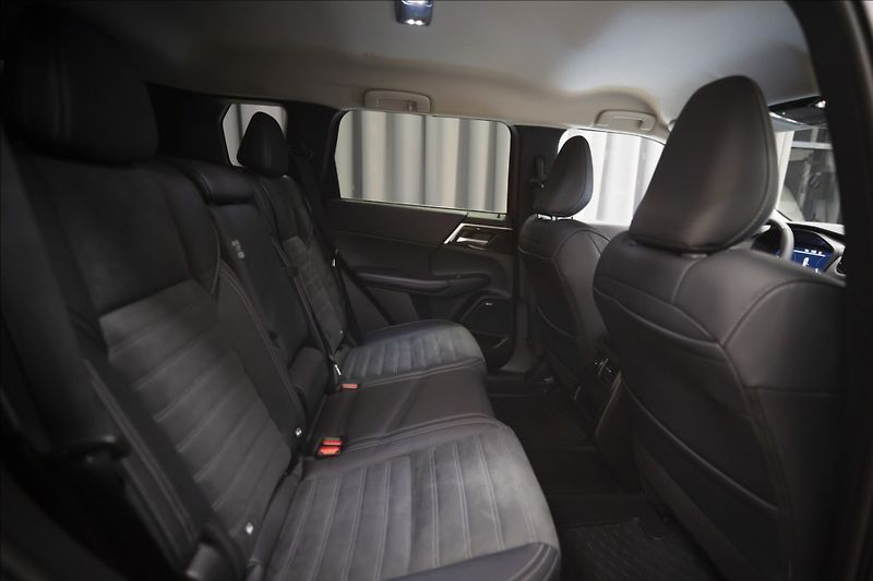 Mitsubishi Outlander 2,4 PHEV INVITE 1728 KM 2x ALU - fotka 12 z 44