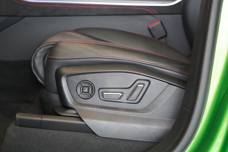 Audi RS Q8 Exclusive, Karbon brzdy, Pano - fotka 24 z 50